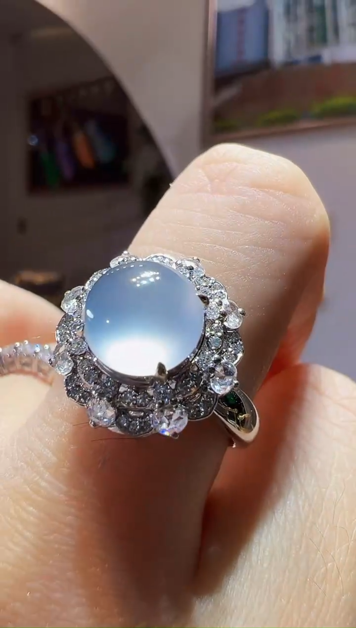 18K金镶嵌戒指翡翠蛋面