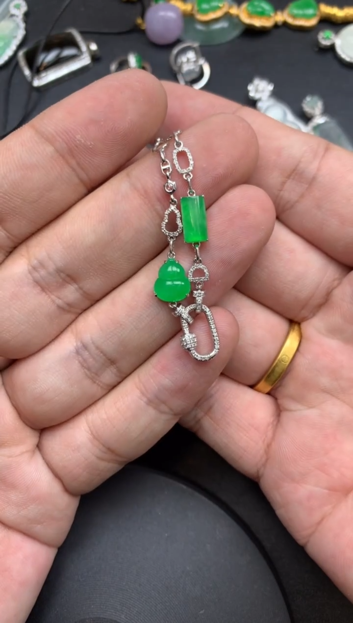 颈饰18K金镶嵌翡翠9*3微风商品不退不换