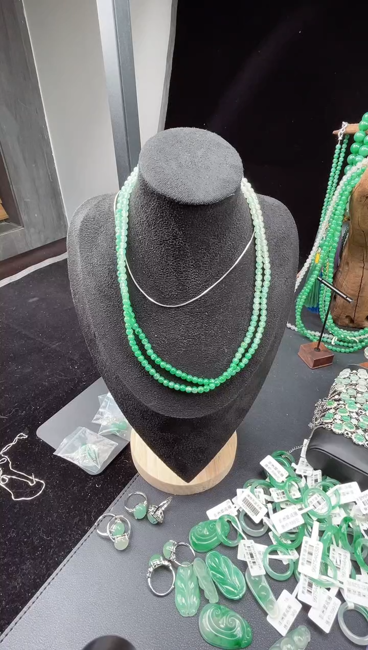 吊坠(赠链)未镶嵌石英质玉（非洲翠）6.69项链