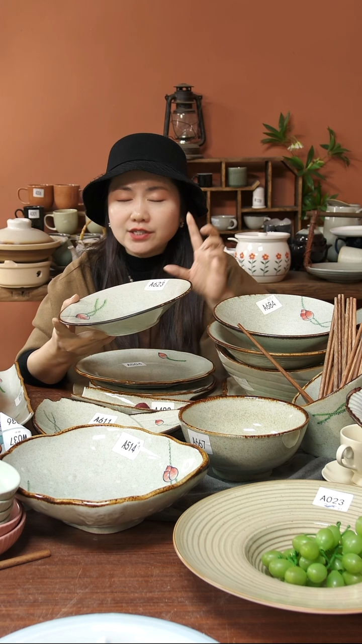 陶瓷A623 手绘荷花黑点斗笠碗一个微瑕22.5*4