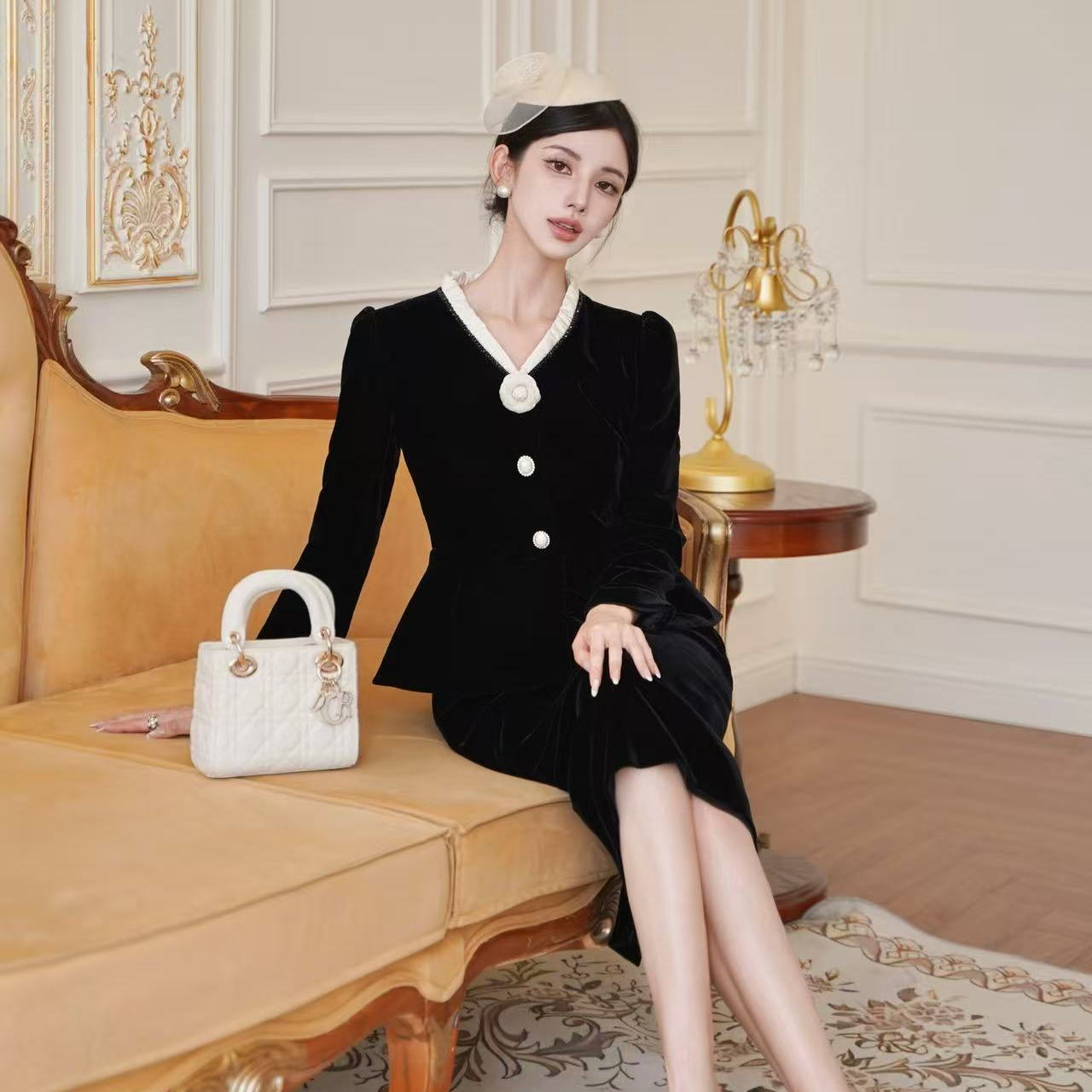 2025冬新款山茶花丝绒连衣裙气质V领经典小黑裙-MJGD01VOP620B11