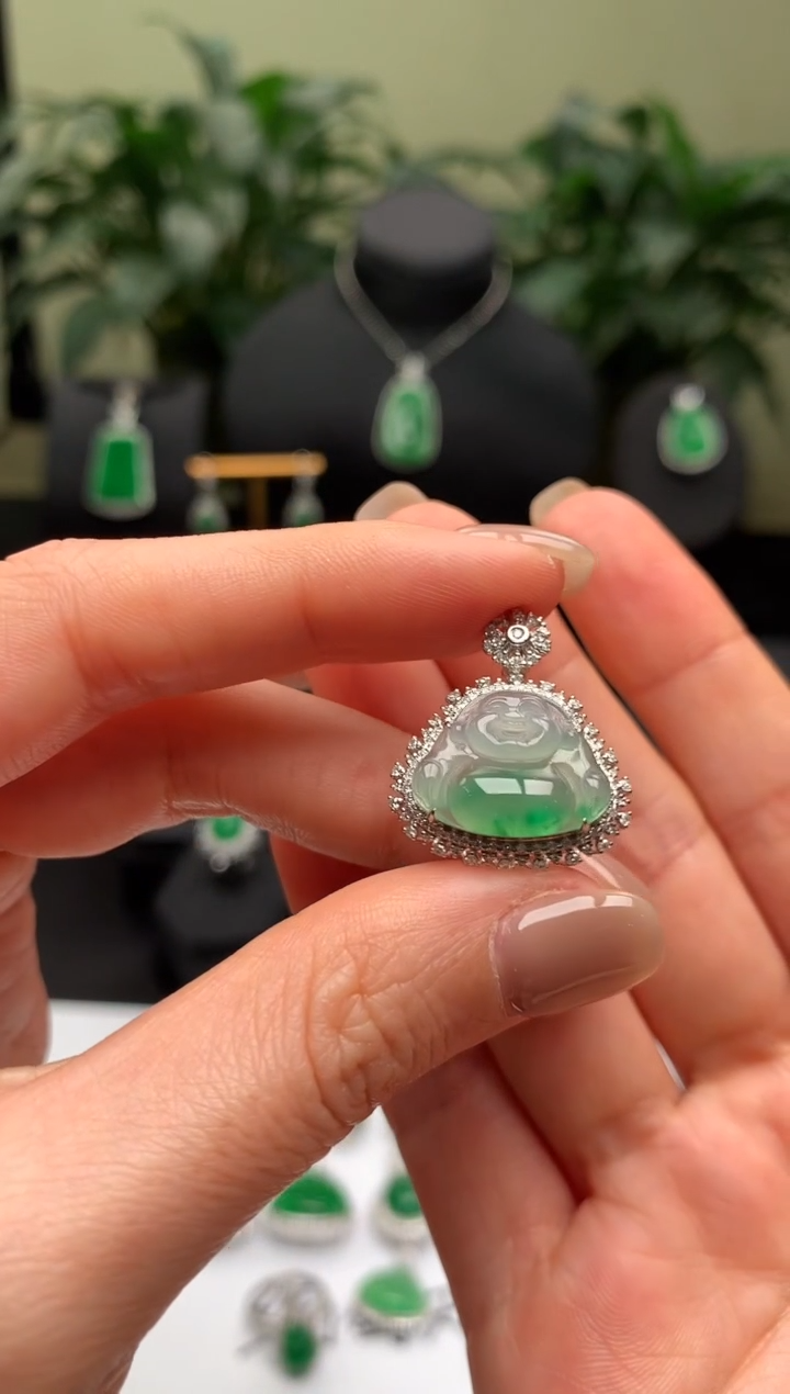 【闪购商品】翡翠颈饰18K金镶嵌飘绿佛公