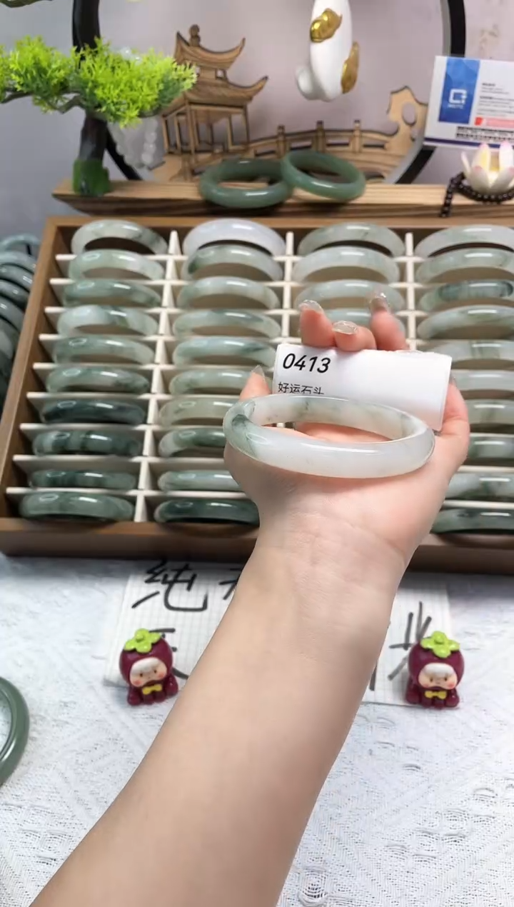 未镶嵌手镯石英质玉0413