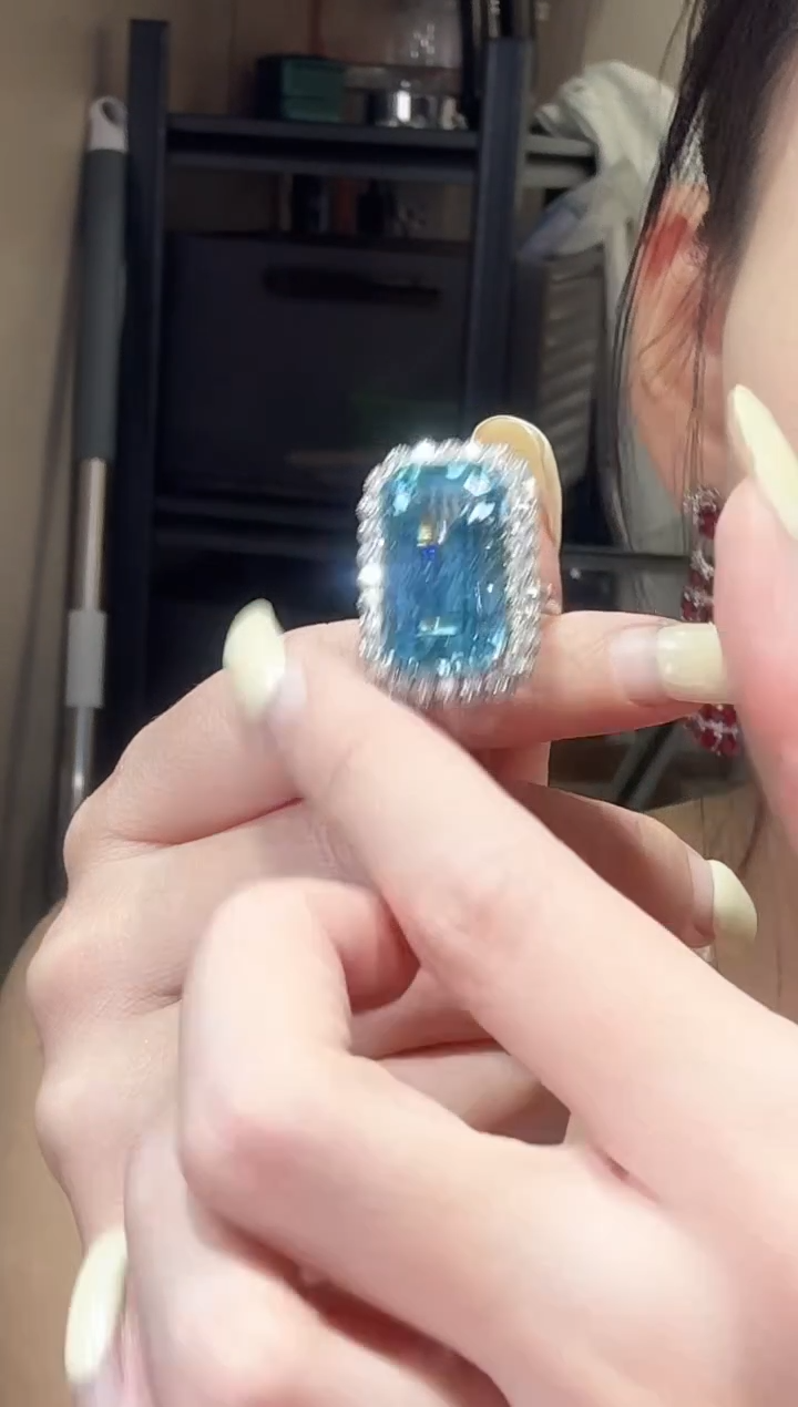 18K金镶嵌戒圈海蓝宝石16.85ct