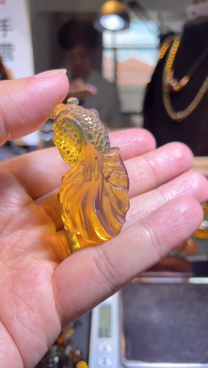 【闪购商品】琥珀裸石未镶嵌金蓝珀 小金鱼