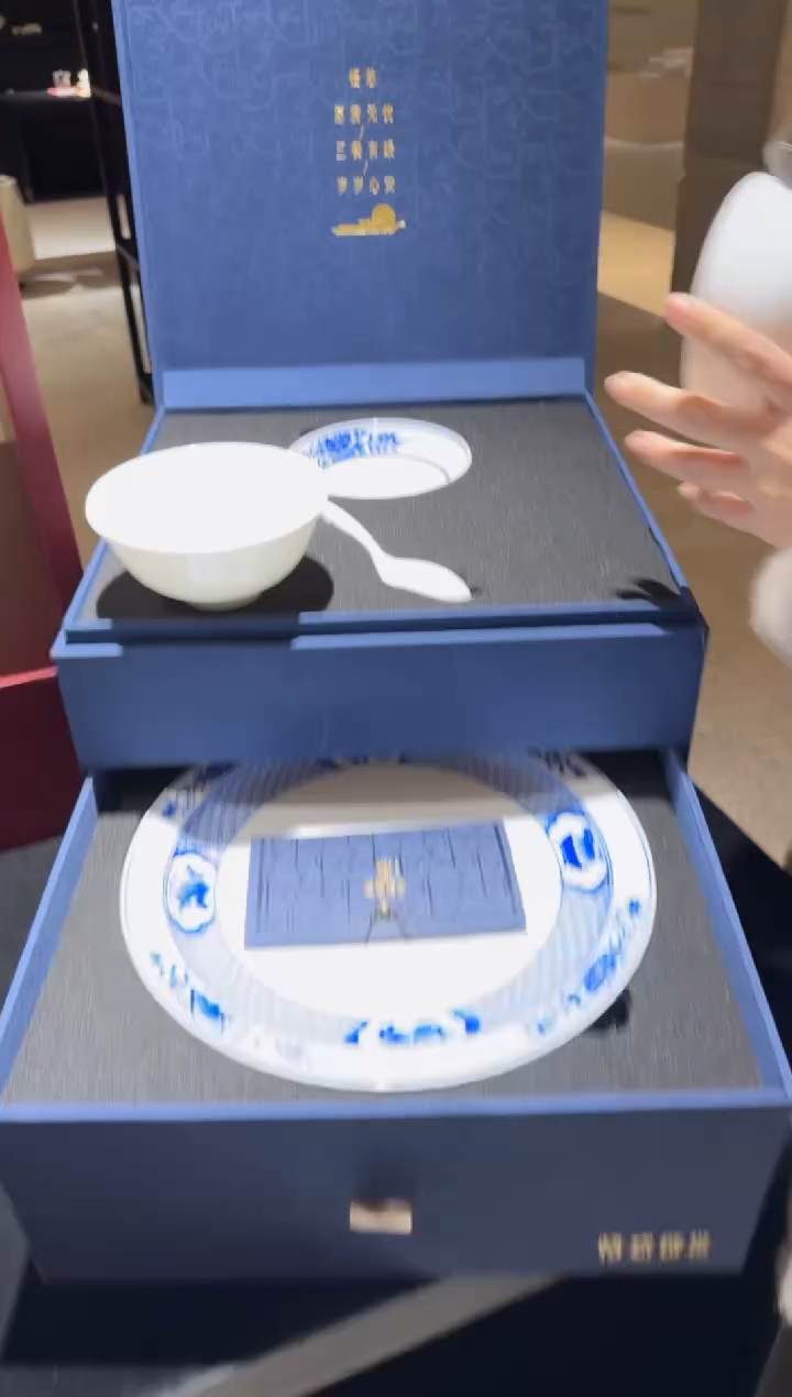 摆件瓷彤云山房 跨年狂欢 Q1（3盘.1碗1勺） 送鱼玲珑碗