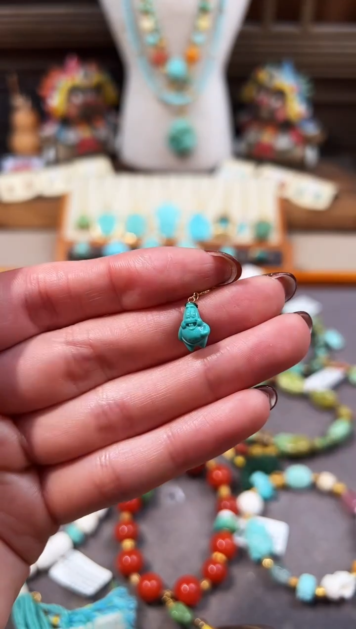 18K金镶嵌绿松石提溜派大星