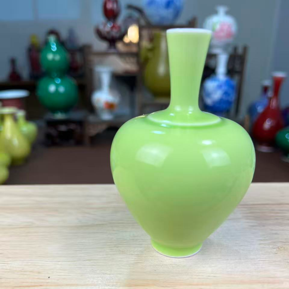 景德镇果绿色手工萝卜瓶