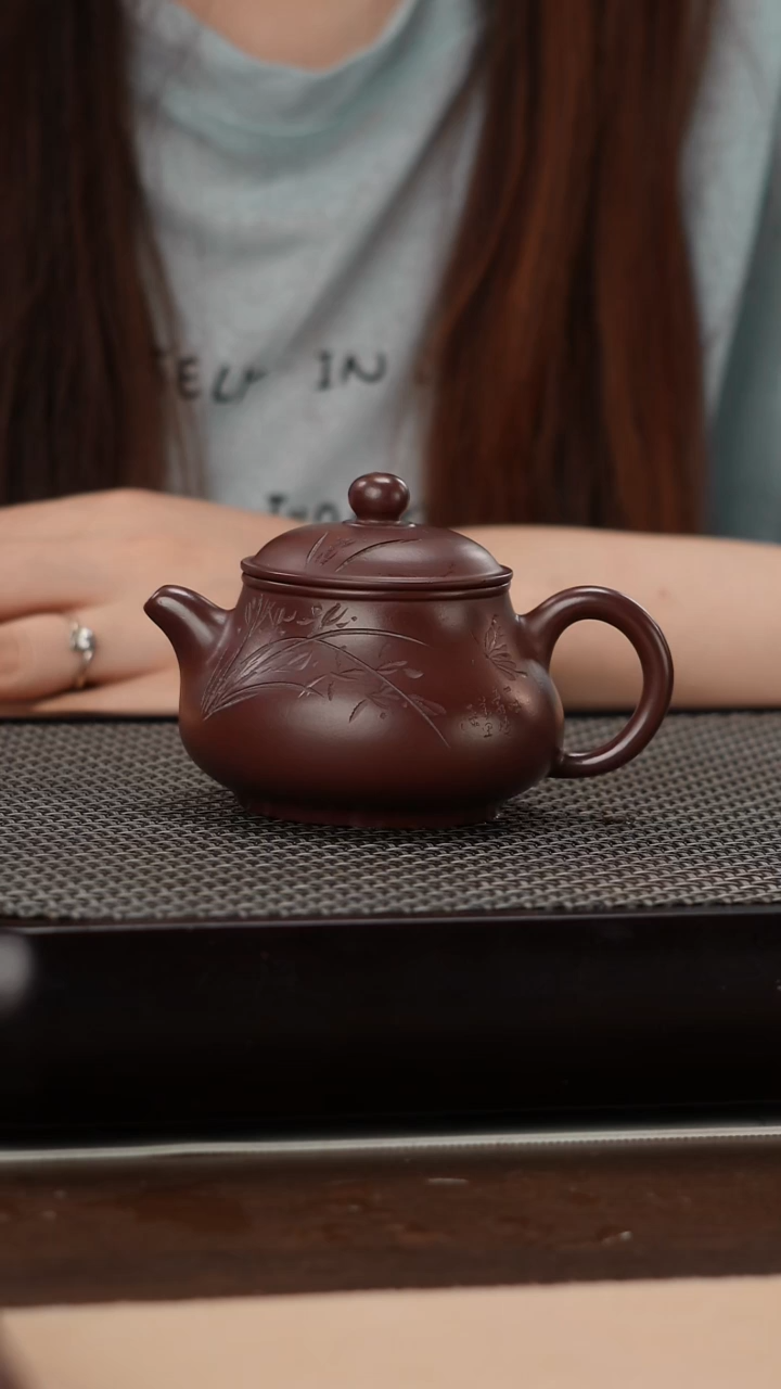 茶壶紫砂紫袍玉砂君子兰精工刻绘潘壶150cc