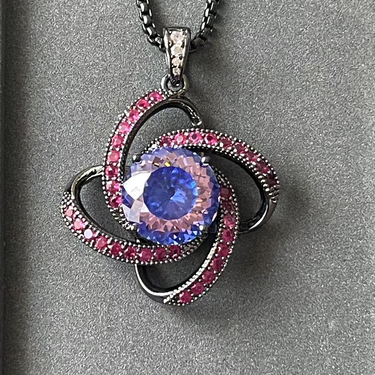 宝阁甄选紫风车吊坠057