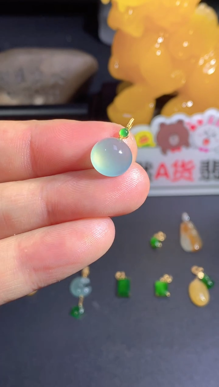 翡翠18K金镶嵌颈饰   