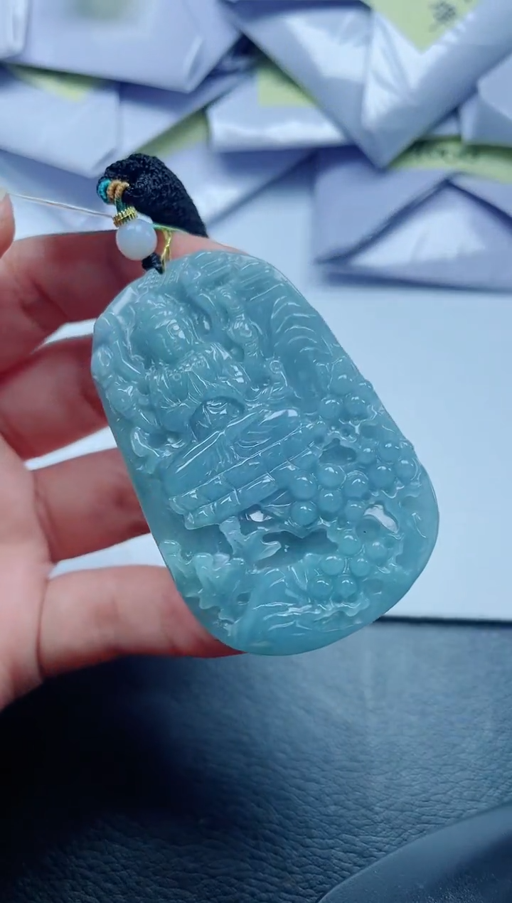 翡翠未镶嵌颈饰            