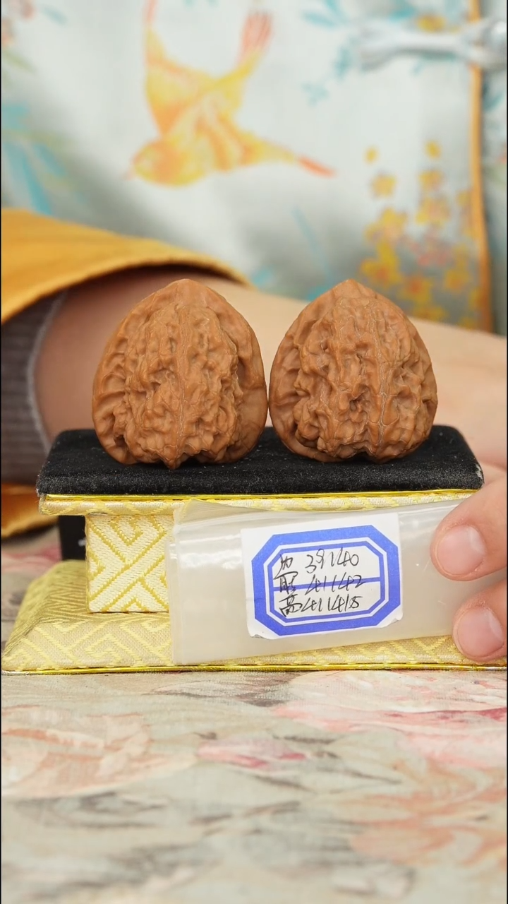 【闪购商品】文玩核桃把件梨木台