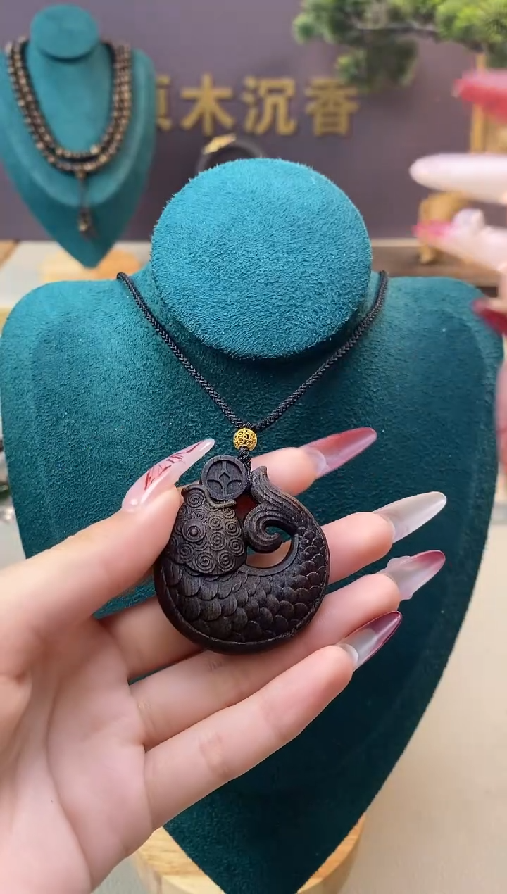 【闪购商品】沉香木手串 J顺化紫棋手雕年年有鱼牌 