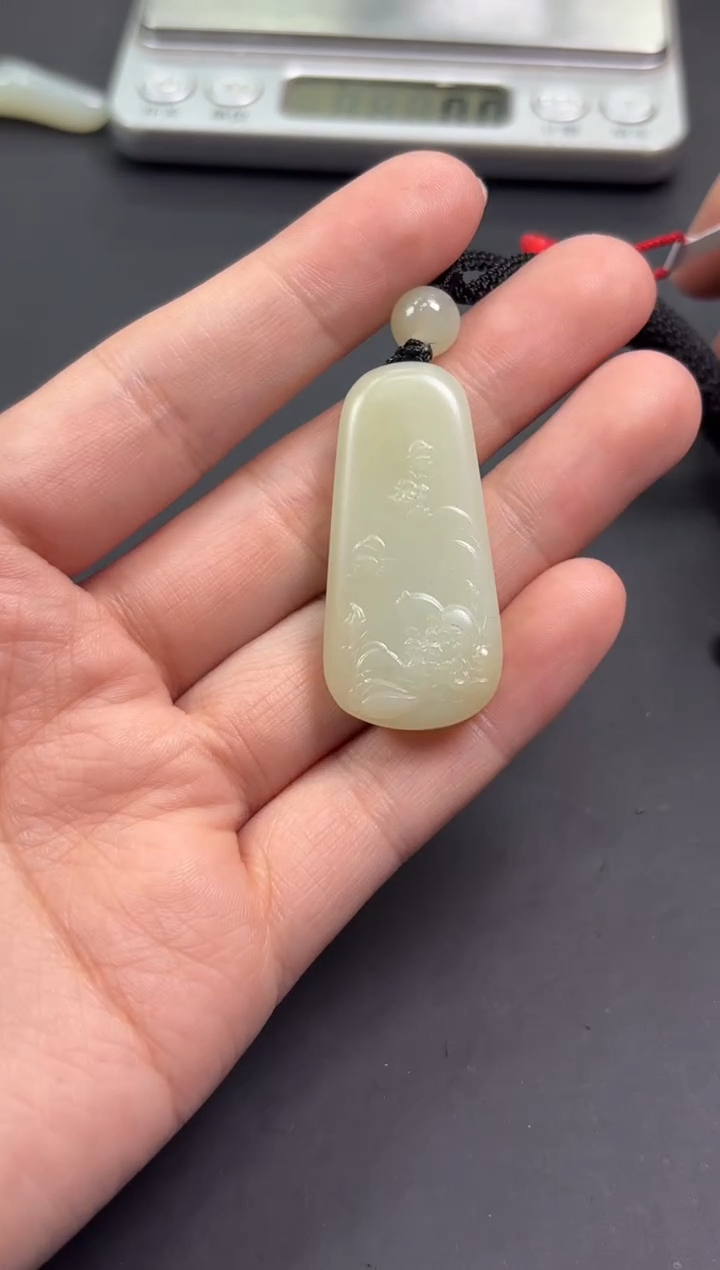 【闪购商品】和田玉吊坠(赠链)未镶嵌且末微色差迪克兰吊坠