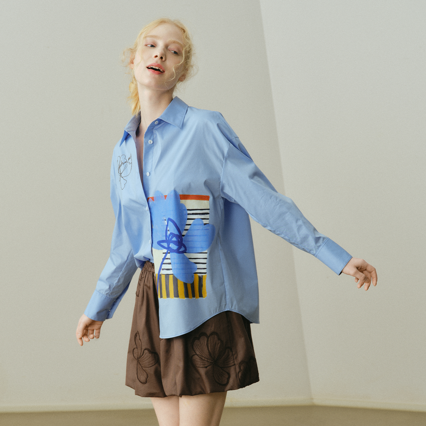 Eachway/艺之卉26春夏晴蓝文艺衬衫EW11D01097