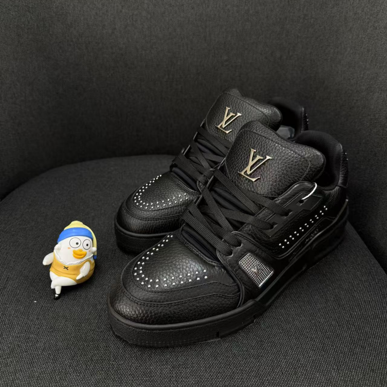 全新未使用 LouisVuitton/路易威登 纯黑铆钉trainer板鞋39/正品