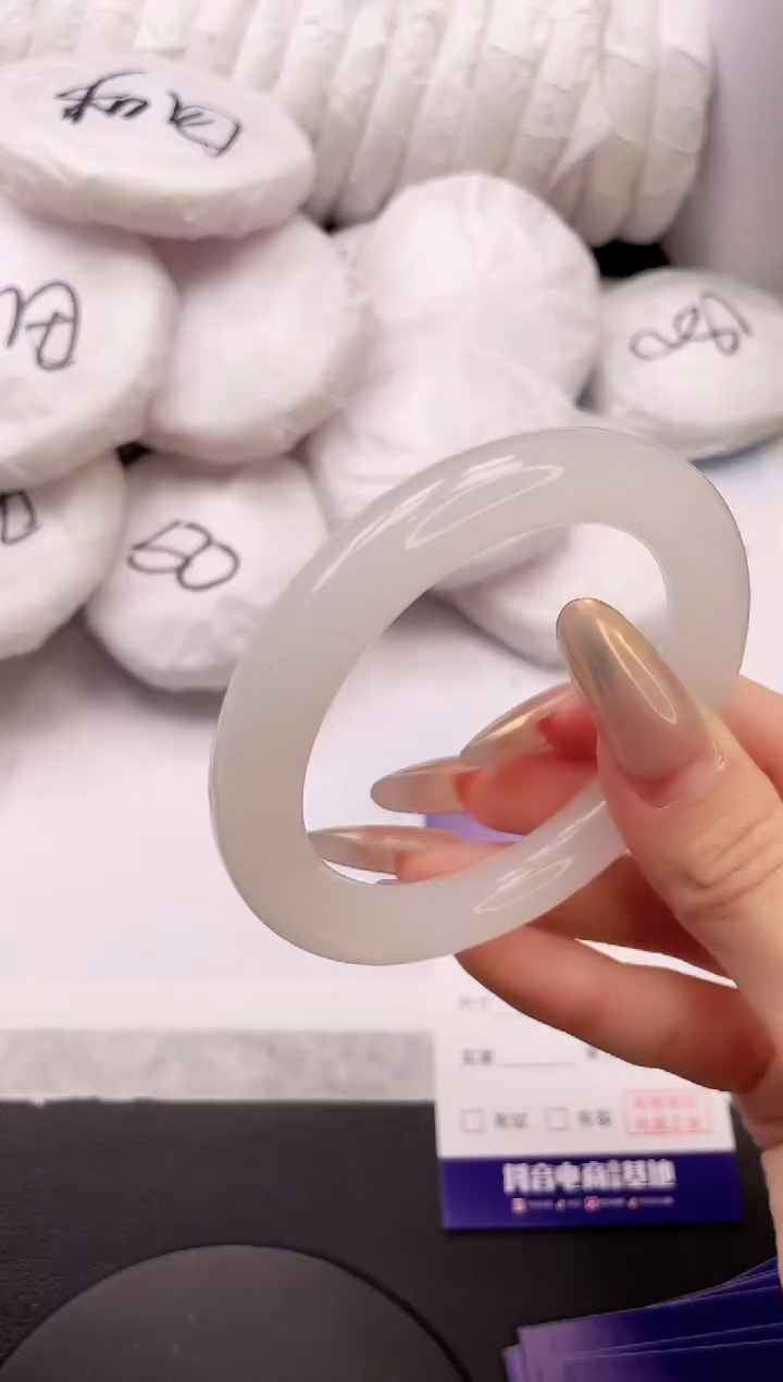 【闪购商品】石英质玉手镯未镶嵌8K337-56