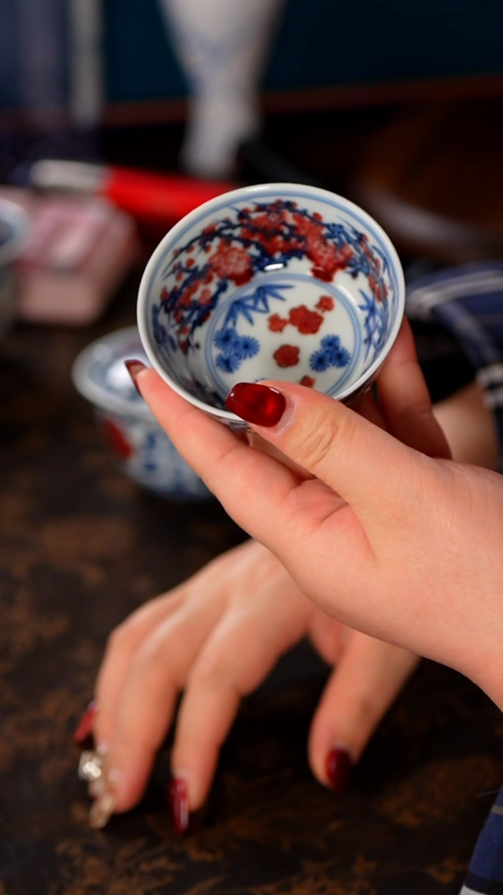 【闪购商品】屹朴青花釉里红缠枝莲内绘松竹梅杯