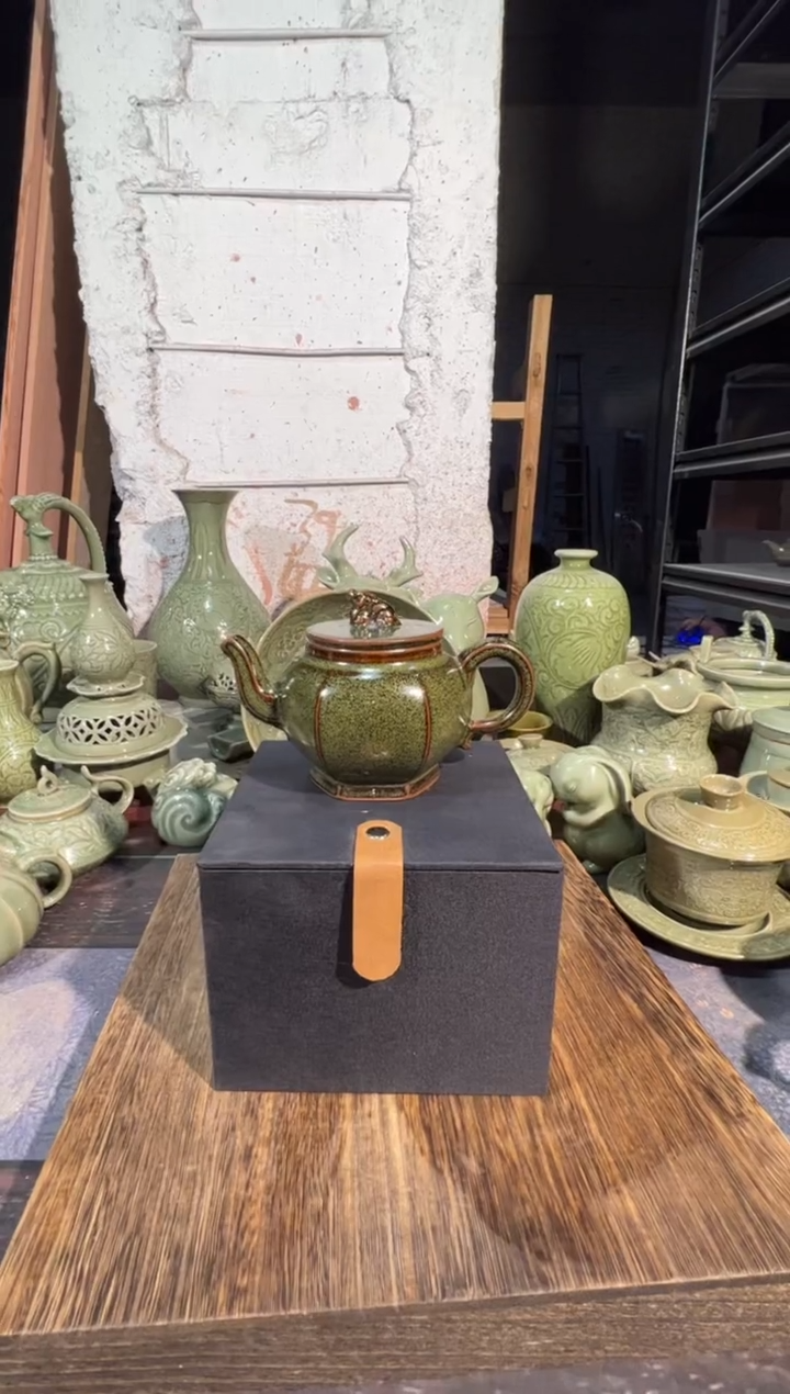 耀州窑手工茶叶末釉小狮灯笼壶（带礼盒）