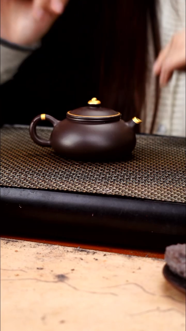 茶壶紫砂四号井茄皮紫泥描金寒江130cc