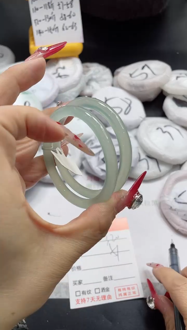 【闪购商品】石英质玉手镯未镶嵌320