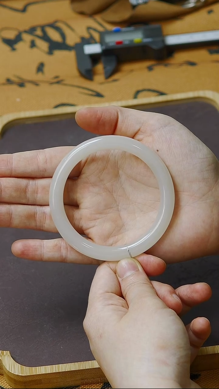 未镶嵌手镯和田玉57圈口胖圆条冰藕粉手镯