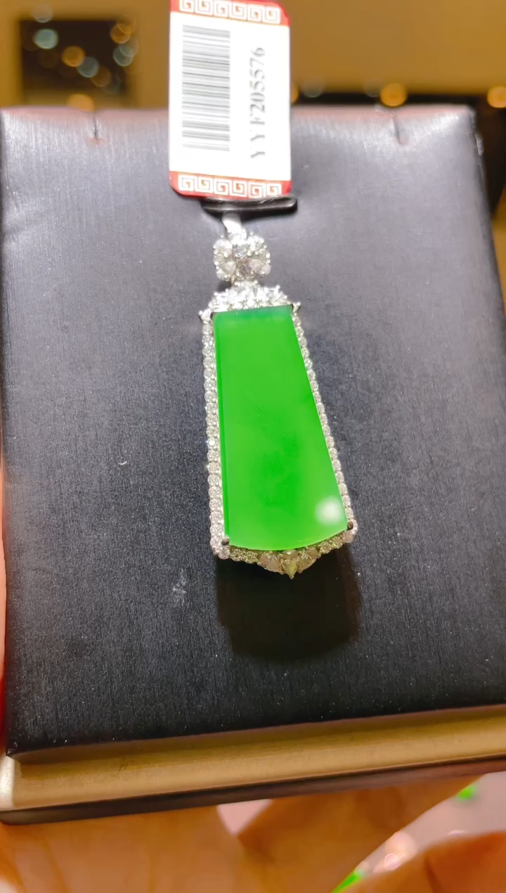 【闪购商品】翡翠18K金镶嵌吊坠(赠链)A65