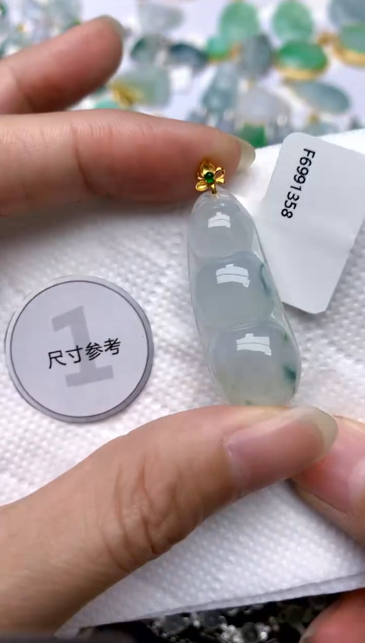 颈饰18K金镶嵌翡翠天然A货翡翠