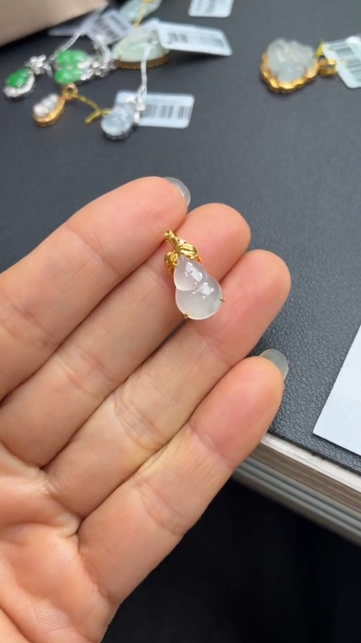 颈饰18K金镶嵌翡翠天然翡翠A货