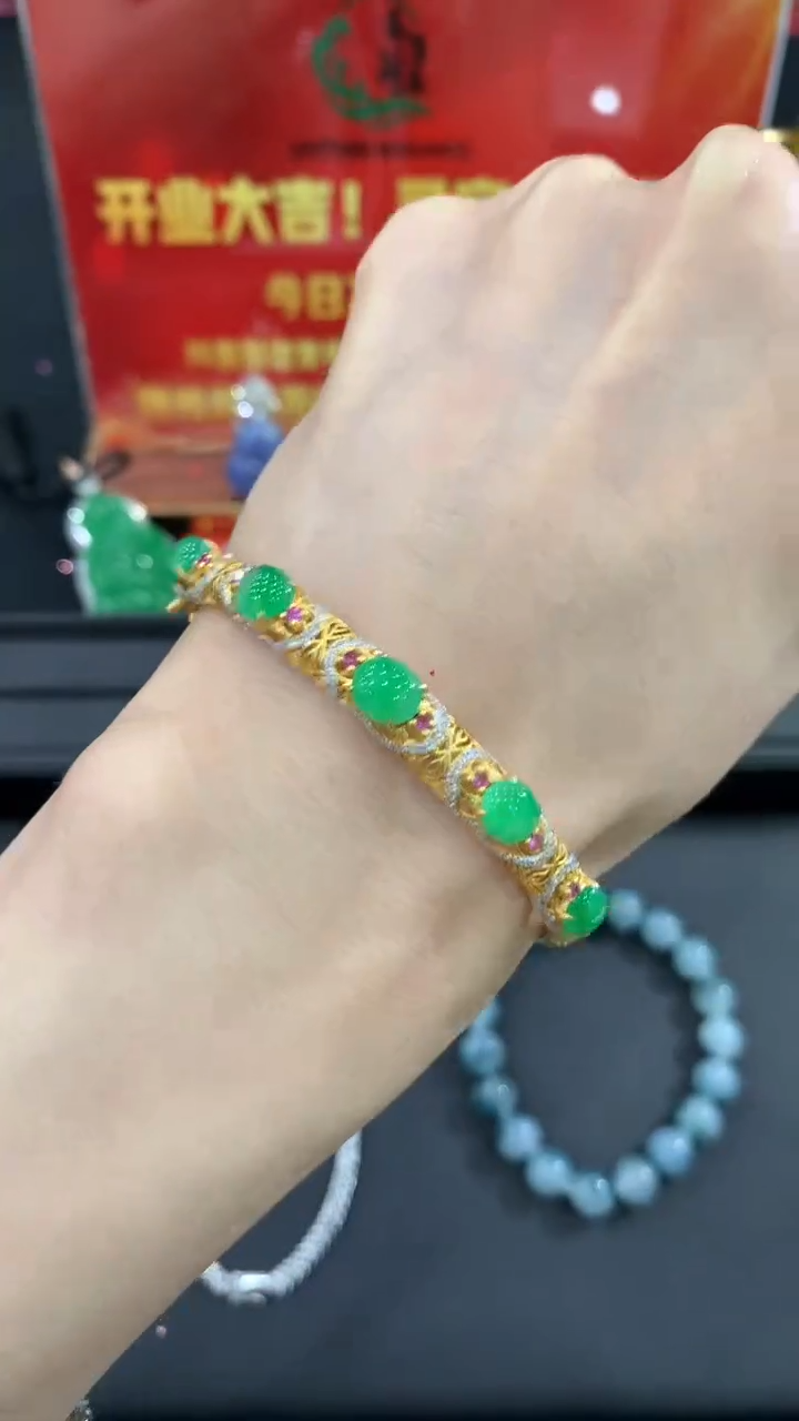 18K金镶嵌手镯翡翠开业不退换