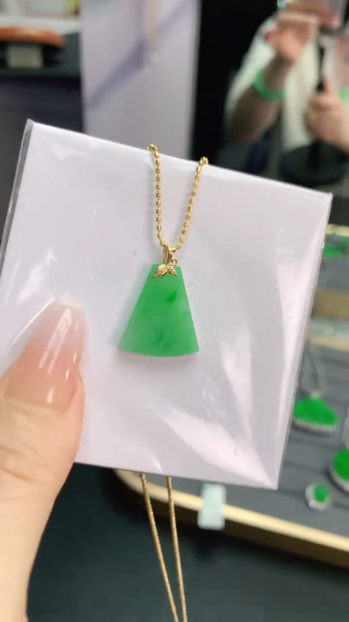 【闪购商品】翡翠颈饰18K金镶嵌赠礼盒证书 