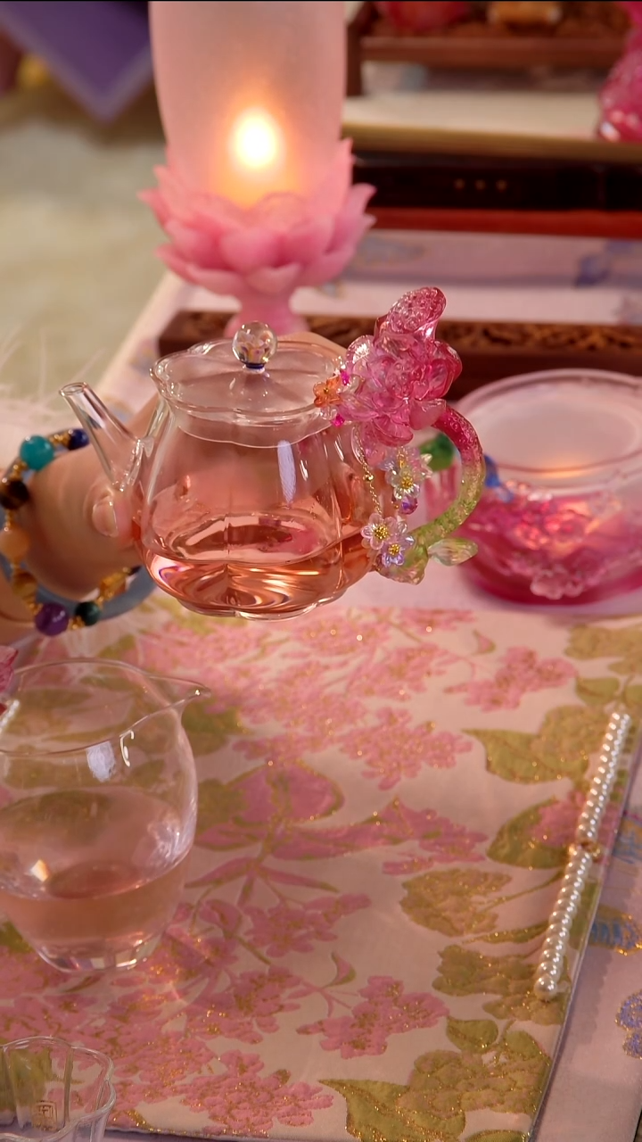 粉彩琉璃花口壶 如图