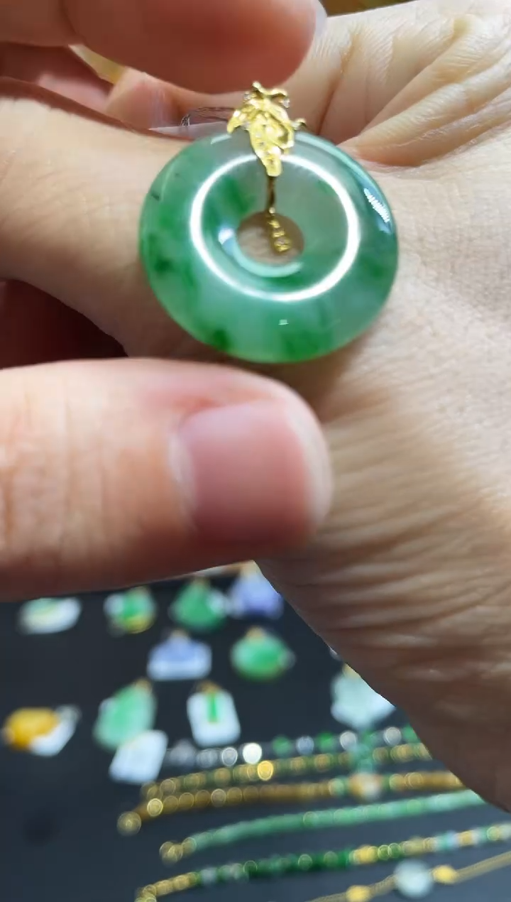 颈饰18K金镶嵌翡翠甜甜圈