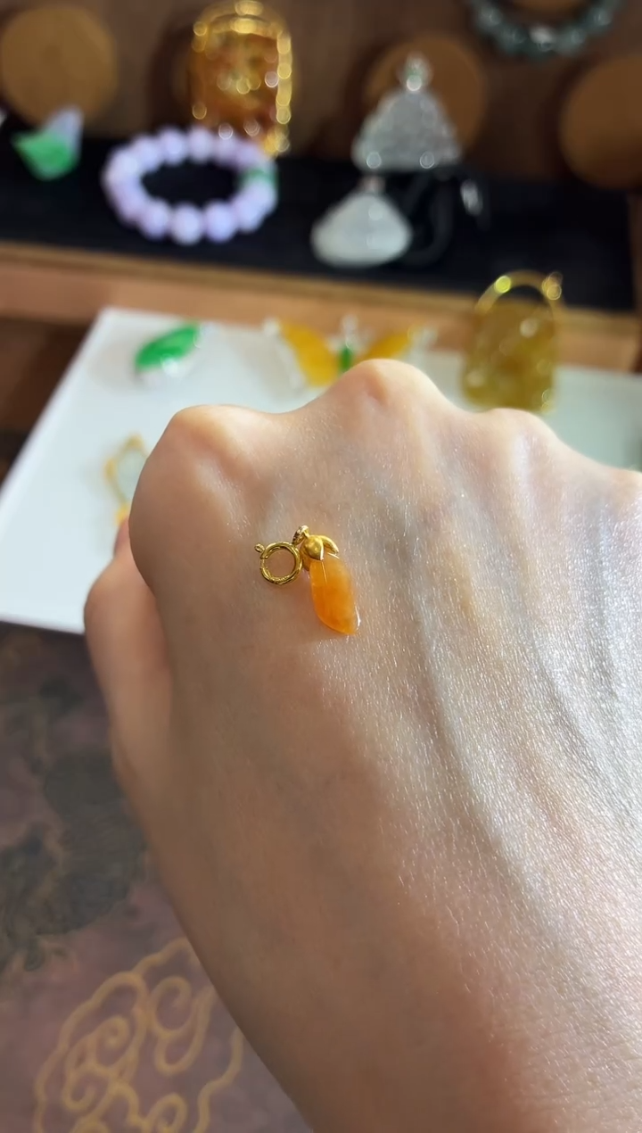 吊坠(不含链)18K金镶嵌翡翠小滴溜 ！！