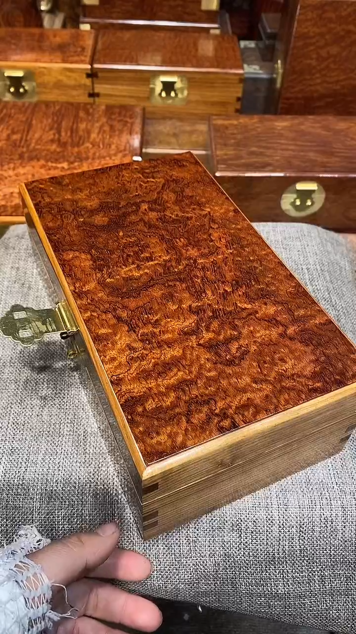 【闪购商品】花梨木类木艺盒子一个