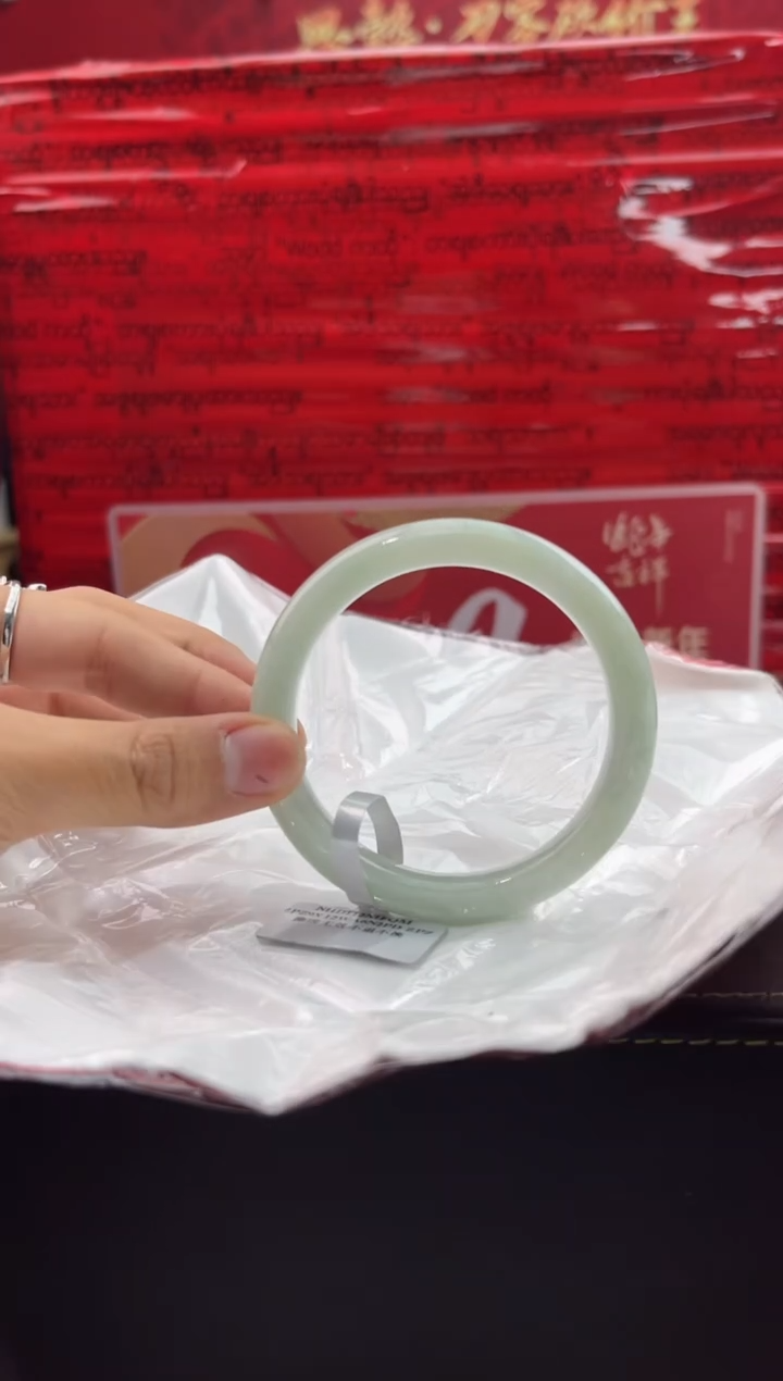 【闪购商品】翡翠手镯未镶嵌6翡翠手镯（微瑕）