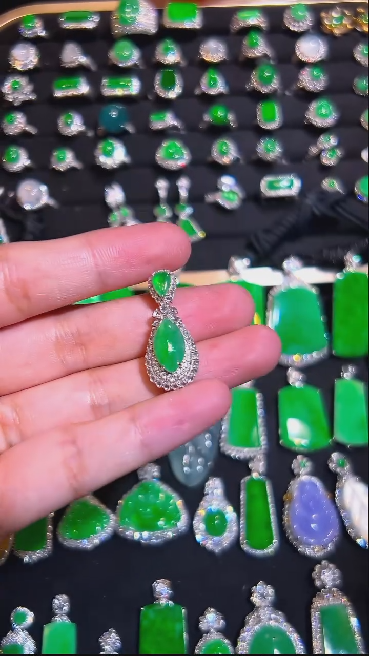 颈饰18K金镶嵌翡翠吊坠