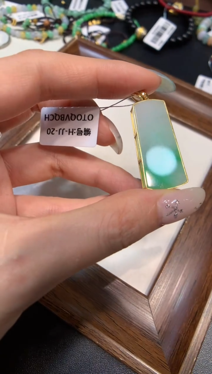 颈饰18K金镶嵌翡翠无事牌