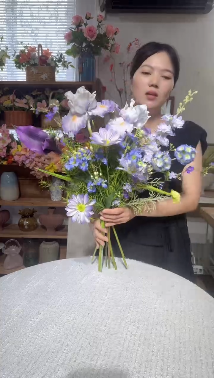 56  紫色系手感鸢尾花马蹄莲混搭花束，清仓尾货福利