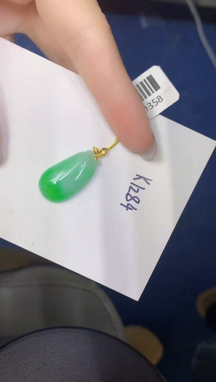 颈饰18K金镶嵌翡翠缅甸天然翡翠A货