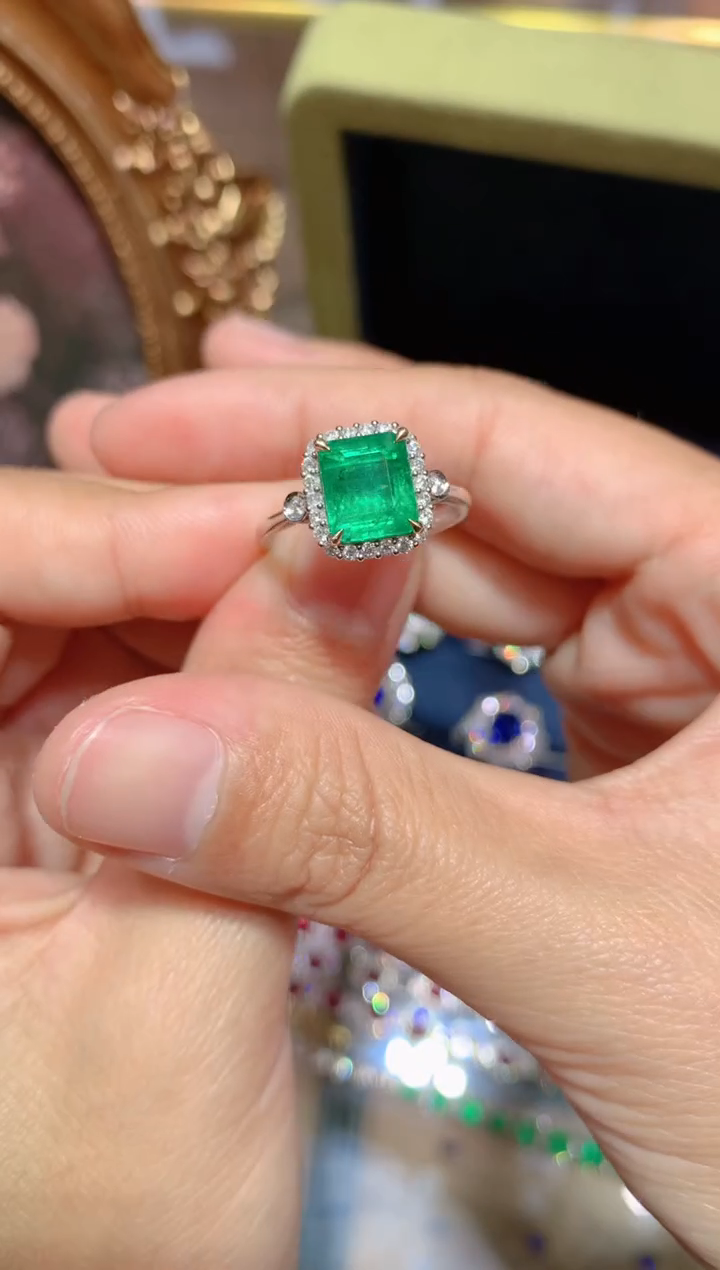 【闪购商品】祖母绿戒指18K金镶嵌2.72CT