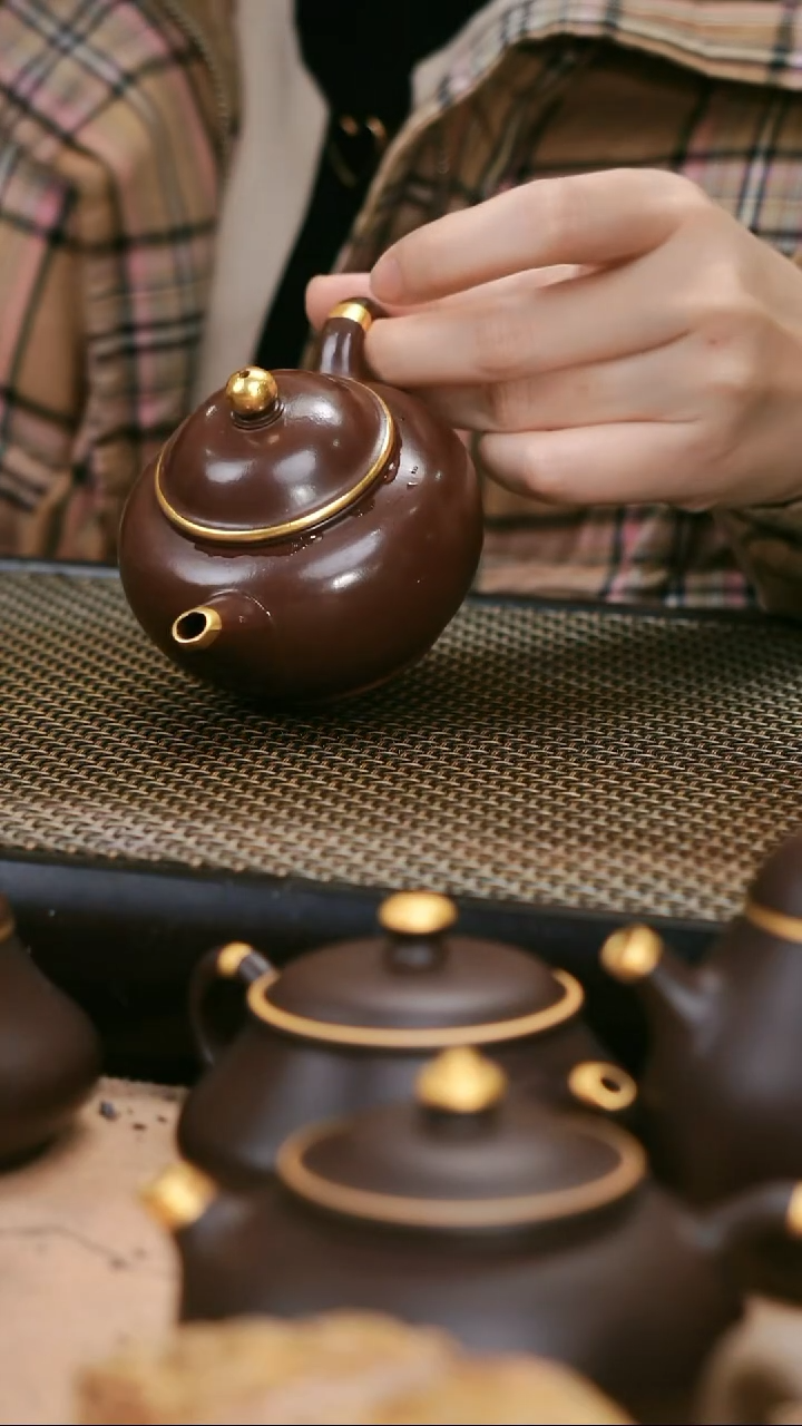 茶壶紫砂吴*士四号井茄皮紫泥描金薄胎水平140cc