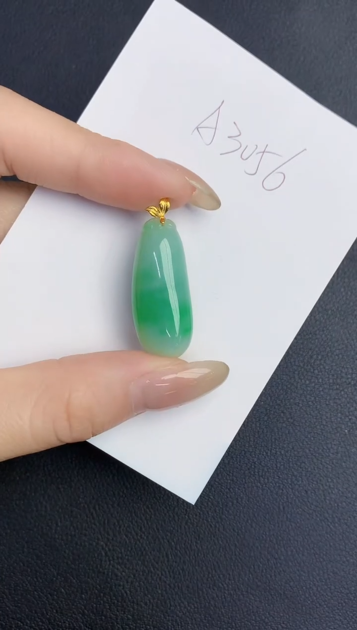 翡翠18K金镶嵌颈饰缅甸天然翡翠A货