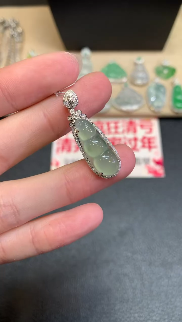 【闪购商品】翡翠颈饰18K金镶嵌福豆【无服务费】