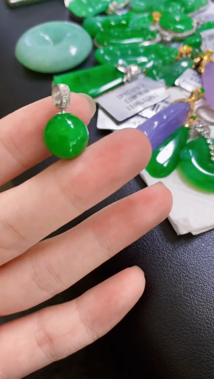 颈饰18K金镶嵌翡翠珠子