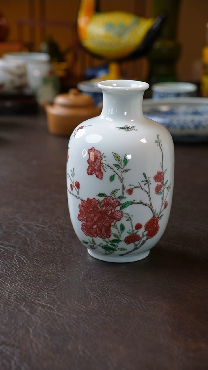 【闪购商品】釉里红加彩牡丹花绘花瓶