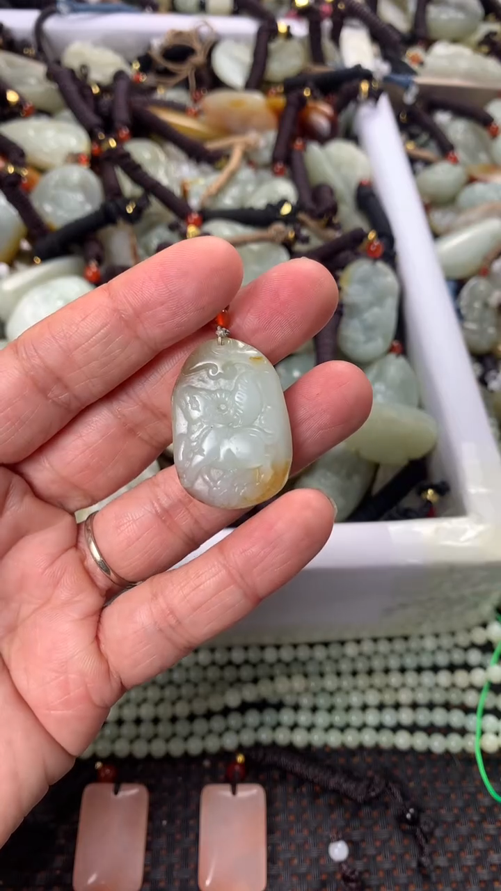 【闪购商品】和田玉颈饰未镶嵌多样性发货没有证书，拍一发一.有瑕