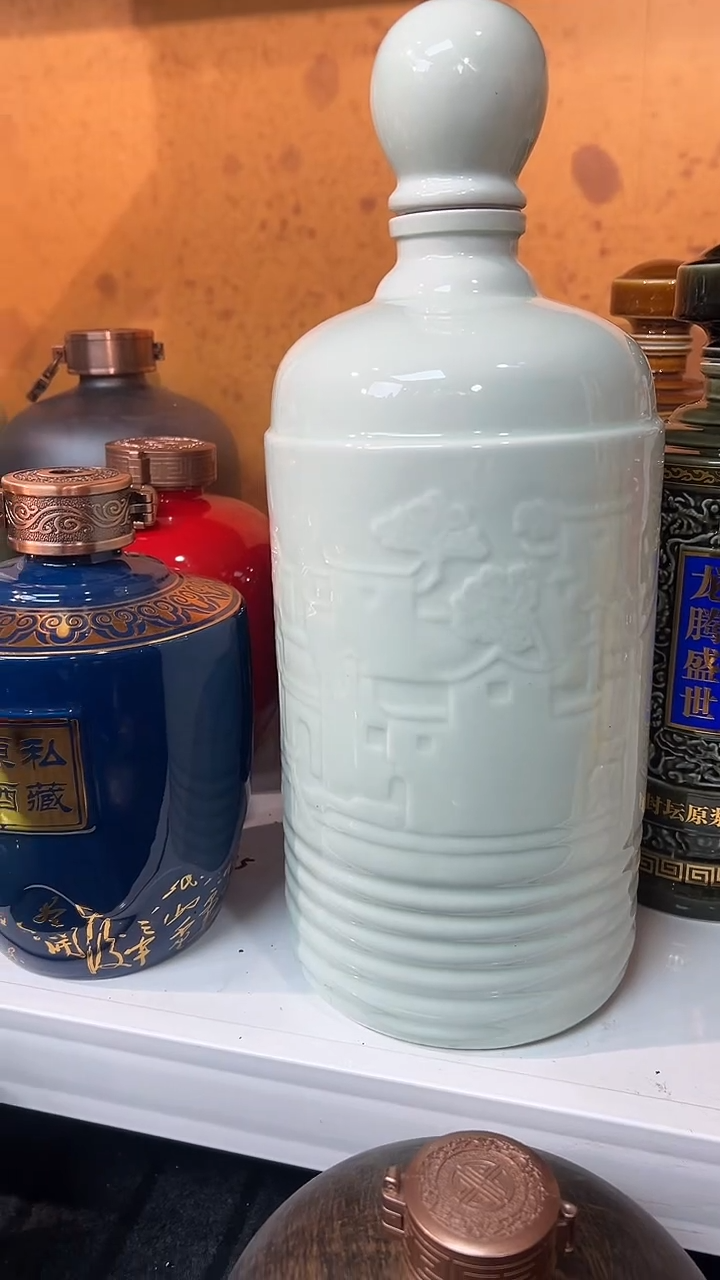 10斤青釉浮雕酒瓶