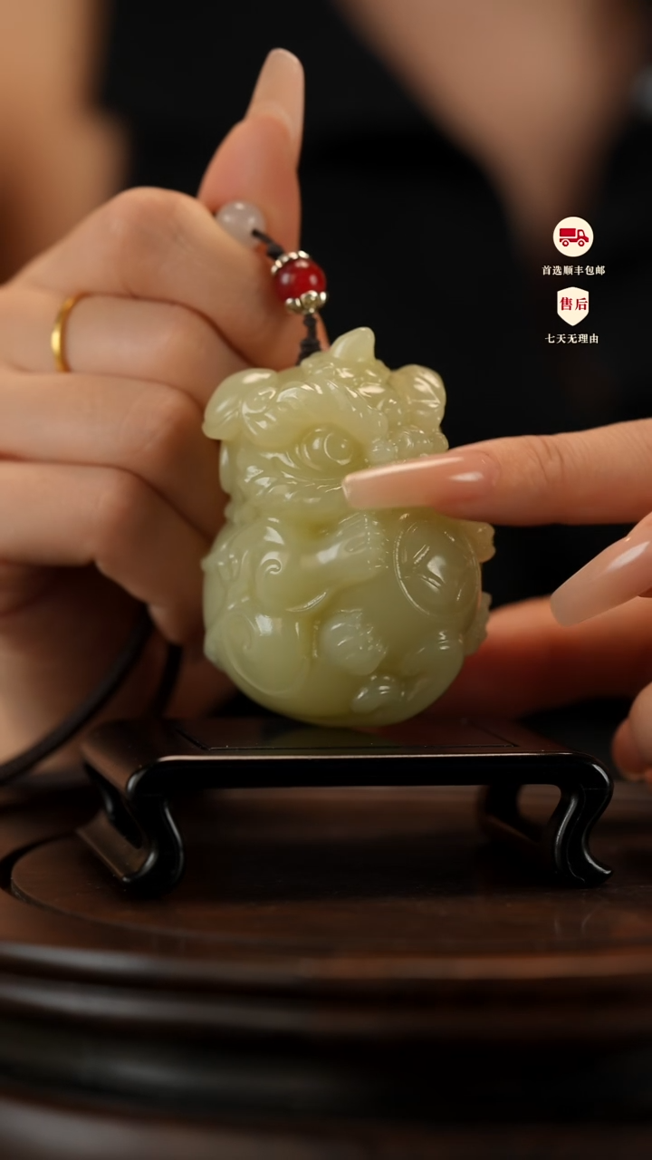 云南石竹叶青雕刻：醒狮抱球手把件